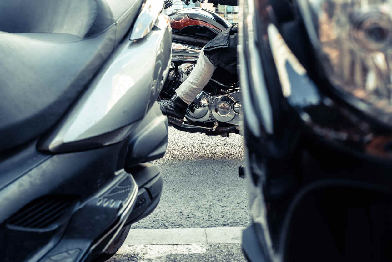 Motorcycles parked closely in an urban setting, relevant to San Jose out-of-state motorcycle accidents.
